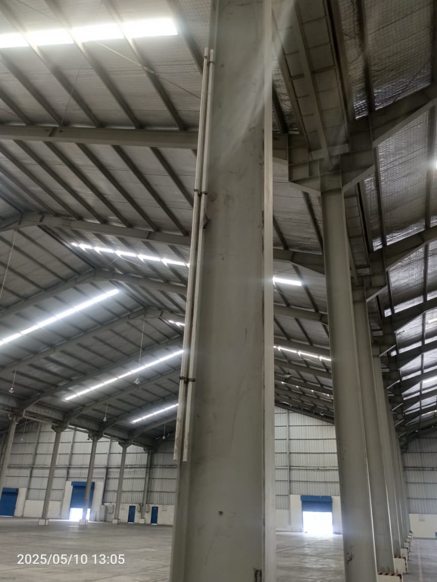 Konstruksi struktur baja dan atap pabrik industri di Bekasi