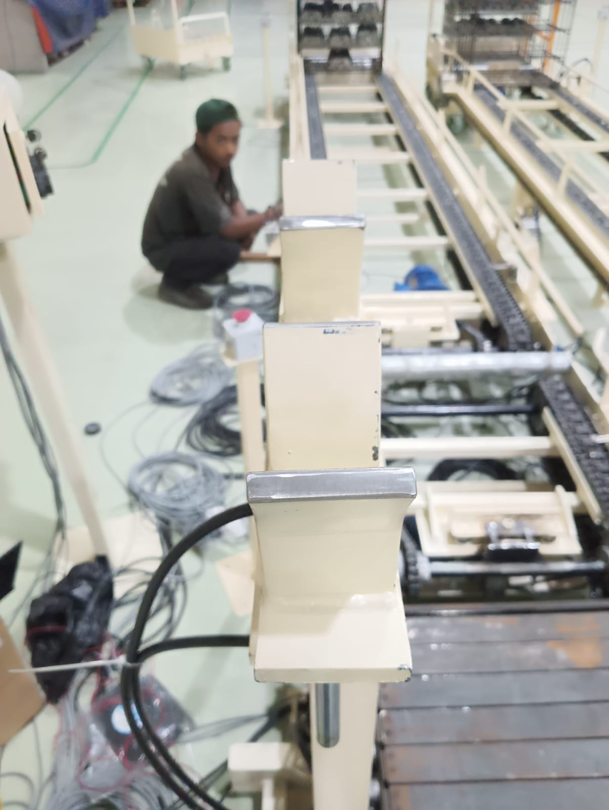 Sistem roller conveyor untuk fasilitas manufaktur dan distribusi industri